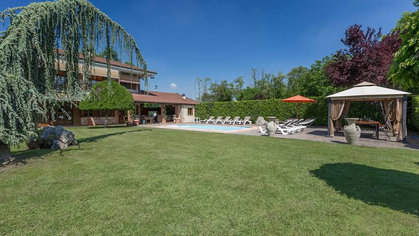 Villa con piscina per 10 persone, con idromassaggio e giardino, con animali domestici in Piemonte