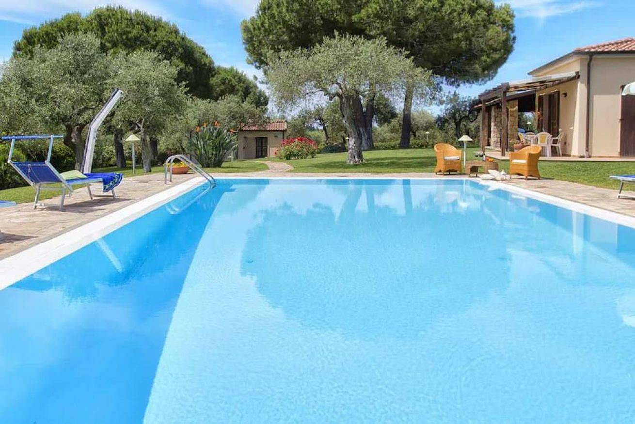 Villa Luna ad Alghero: con piscina a sfioro e lussureggiante giardino in Alghero, Provincia di Sassari