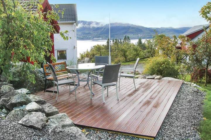 Beach front home in Skiftun with Wifi in Hjelmeland