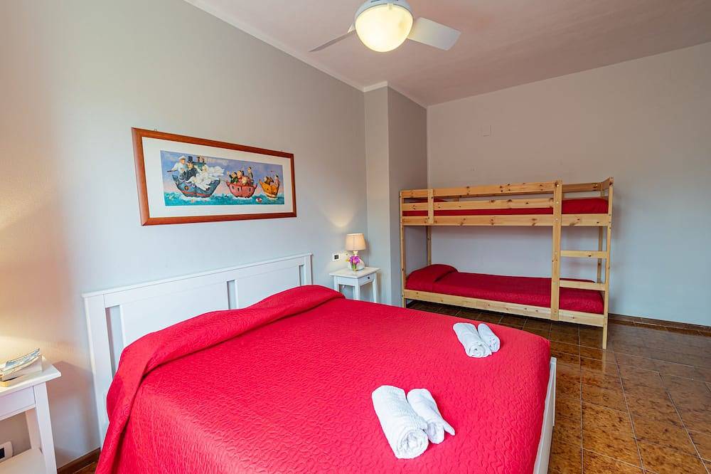 Entire apartment, 2-Sea house with pool near Cefalù in Spiaggia (Campofelice di Roccella), Campofelice di Roccella