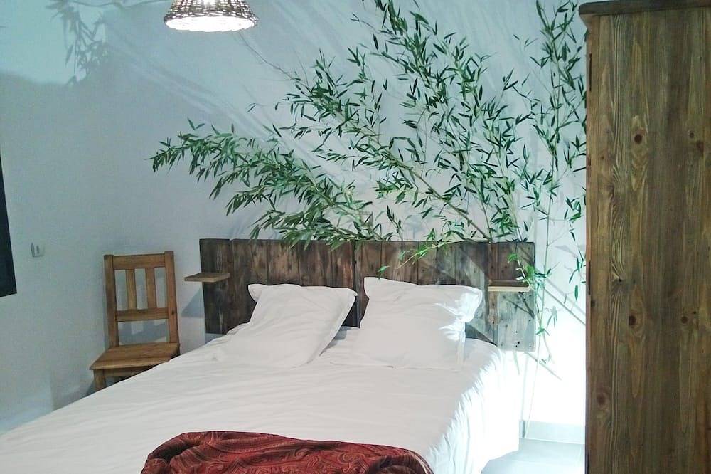 Architect villa, 12x7 infinity pool, near Avignon, Orange, 14 pers. in Saint-Geniès-de-Comolas, Nimes region