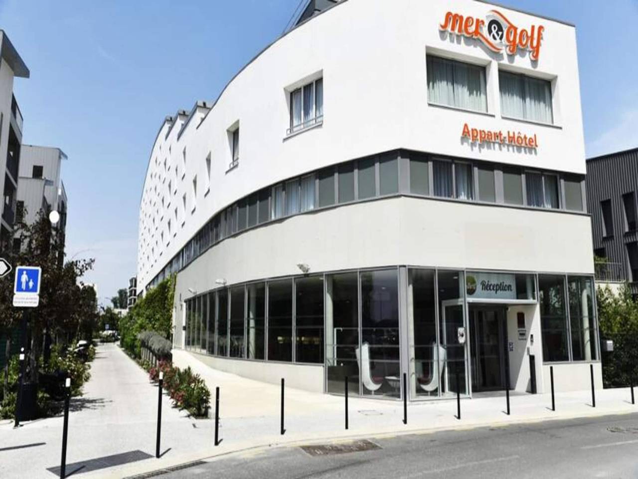 Entire apartment, Mer & Golf Bordeaux Bassins à Flot Aparthotel in Bordeaux, Bordeaux region