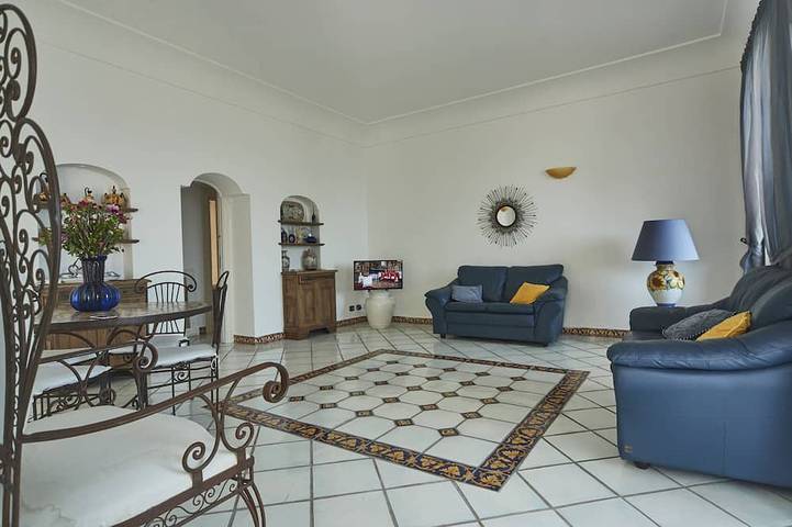 Casa Panoramica su golfo Napoli e porto di Capri, con terrazzo e Jacuzzi in Spiaggia Libera di Marina Grande, Capri