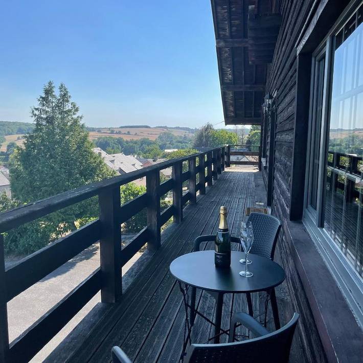 Chambre d’hôte pour 2 personnes, avec Balcon et Jacuzzi ainsi que Terrasse et Jardin à Somme-Leuze