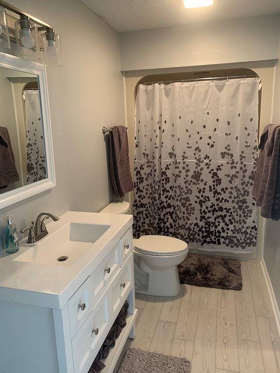 Pirate's Retreat -Beautifully renovated lake home with Dock minutes from Clemson in South Cove County Park, Lake Keowee