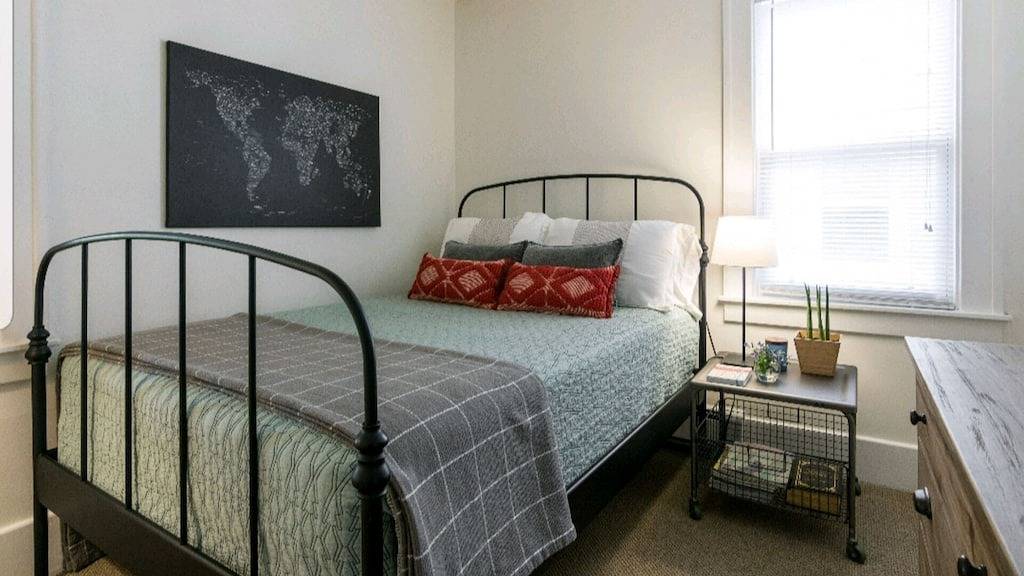 Modernes Mid-Century-Haus in der Innenstadt von Royal Oak! in Oakland County