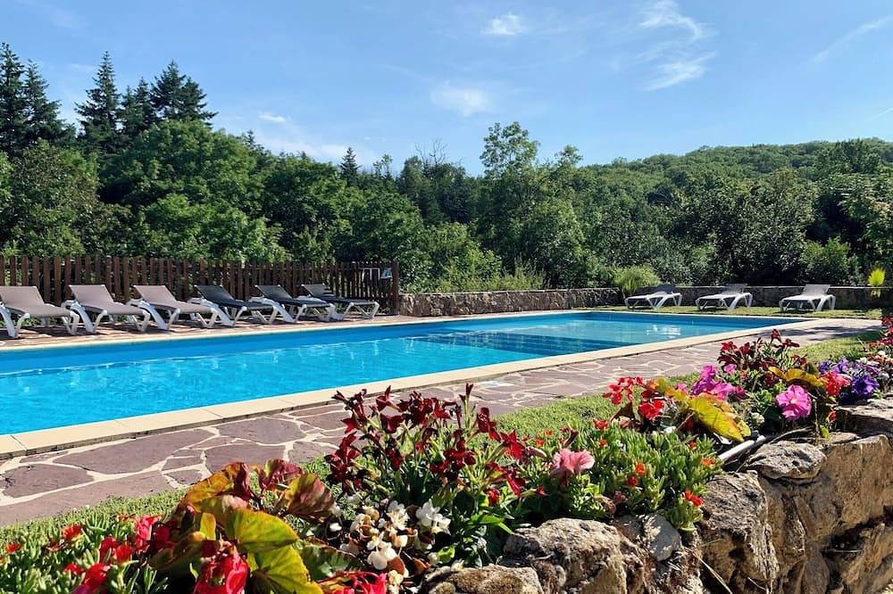 Appartement entier, Le Viallon - Gite Pmr La Grenouille - 50M² - Terrasse Vue Piscine Chauffée in Véranne, Parc Naturel Régional du Pilat