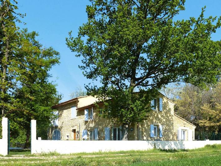 Gîte pour 2 personnes, avec Terrasse ainsi que Jardin et Piscine à Caderousse