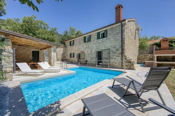 Ferienwohnung für 6 Personen, mit Terrasse und Garten sowie Pool