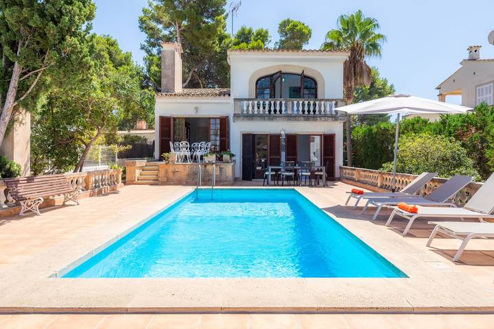 Bonita Villa Porto con Wi-Fi, balcón, terraza, jardín y piscina; aparcamiento en la calle disponible in Porto Cristo, Manacor