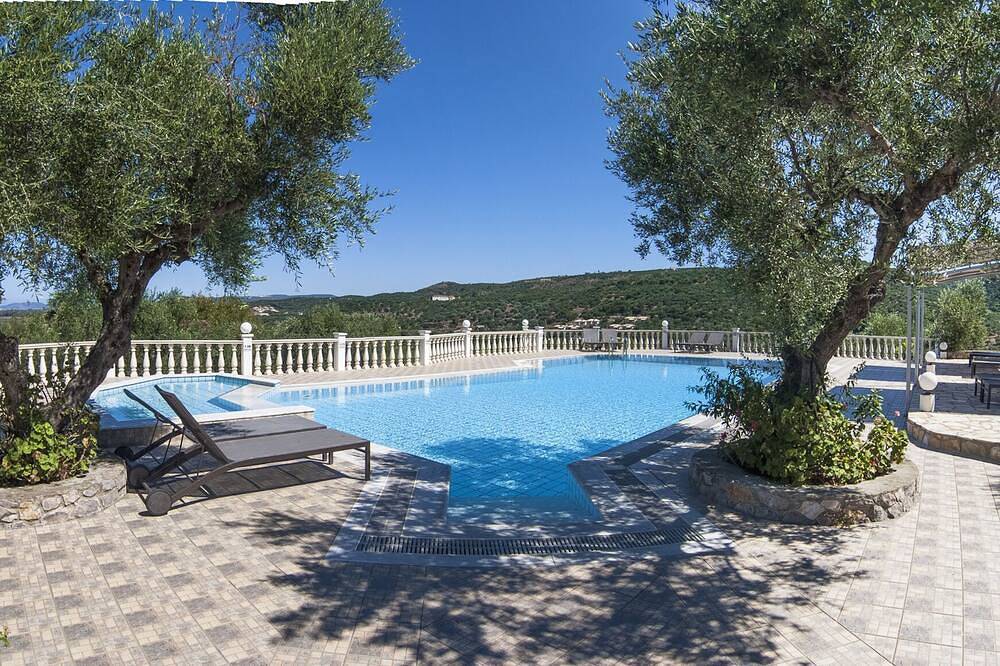 Spacious Villa w/ pool and spectacular views of the Navarino Bay. Pet Friendly ! in Messenien