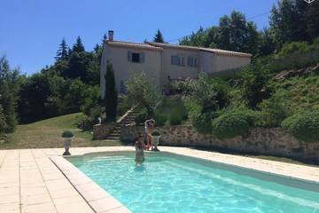 Location de vacances pour 12 personnes, avec terrasse ainsi que jacuzzi et jardin à Silhac