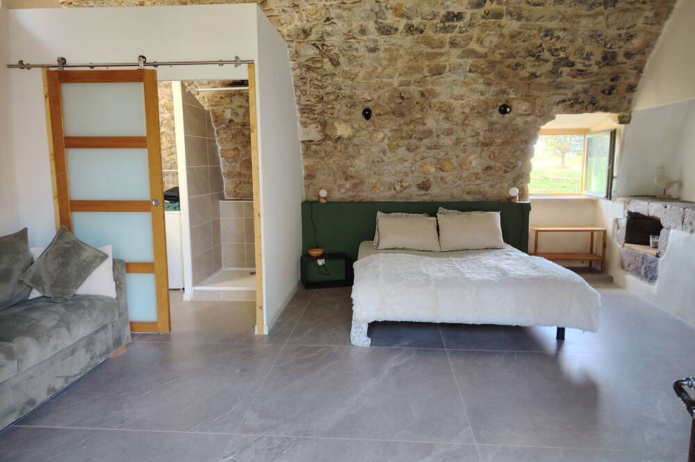 Gîte de campagne au cœur du Larzac avec vue imprenable sur le Viaduc de Millau. in Creissels, Parc naturel régional des Grands Causses