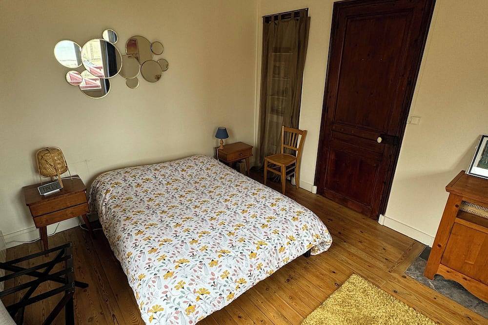 Entire apartment, Appartement de Villa Historique - 50m de la Plage in Lion-sur-Mer, Caen region