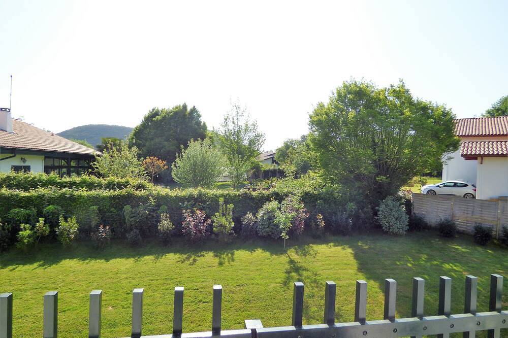 Entire apartment, Sunny garden apartment in a breathtaking location in Saint-Pée-sur-Nivelle, Bayonne region
