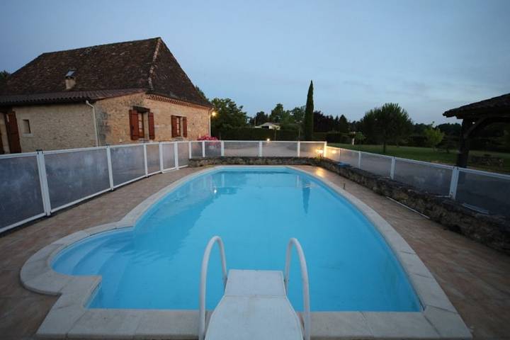 Gîte pour 10 personnes, avec terrasse ainsi que piscine et jardin, animaux acceptés - 1