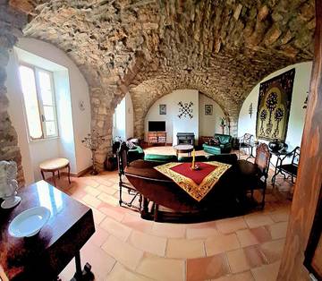 Gîte pour 10 personnes, avec piscine ainsi que vue et terrasse à Laurac-en-Vivarais