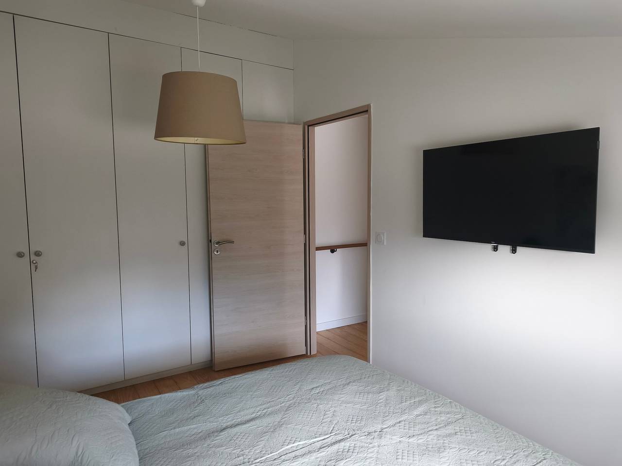 Apartamento entero, Apartamento “Cerca de Burdeos y la A10” con Wi-Fi y aire acondicionado in Saint-Loubès, Región de Burdeos