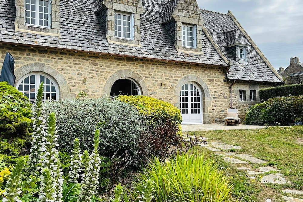 Granithaus am Fischerhafen von Portsall in Portsall, Ploudalmézeau