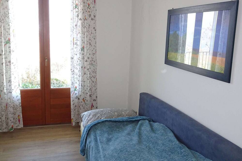 Ganze Wohnung, Einzel Appartement in Villa ruhige Traumlage große Terrasse und Gartenanlage in Voltino, Tremosine
