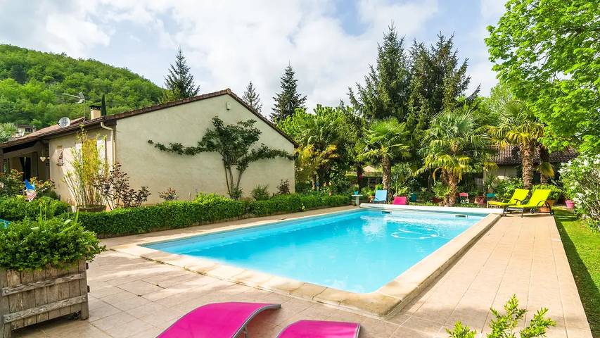 Location de vacances pour 7 personnes, avec Terrasse ainsi que Jardin et Piscine à Espère