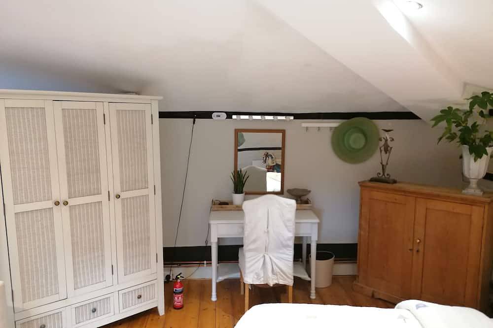 Courtyard Apartment near Windsor, and the Great Park in Berkshire
