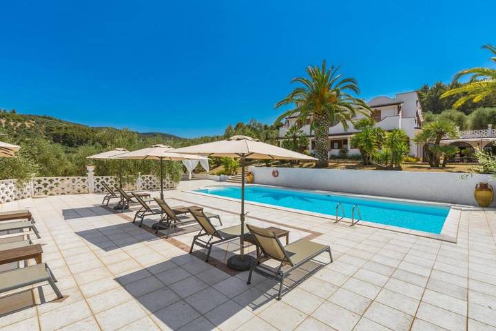 Villa per 16 persone, con piscina e idromassaggio nonché giardino in Gargano