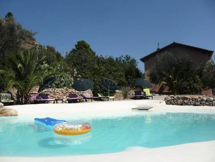 Location de vacances pour 3 personnes, avec jardin et piscine à Porticello