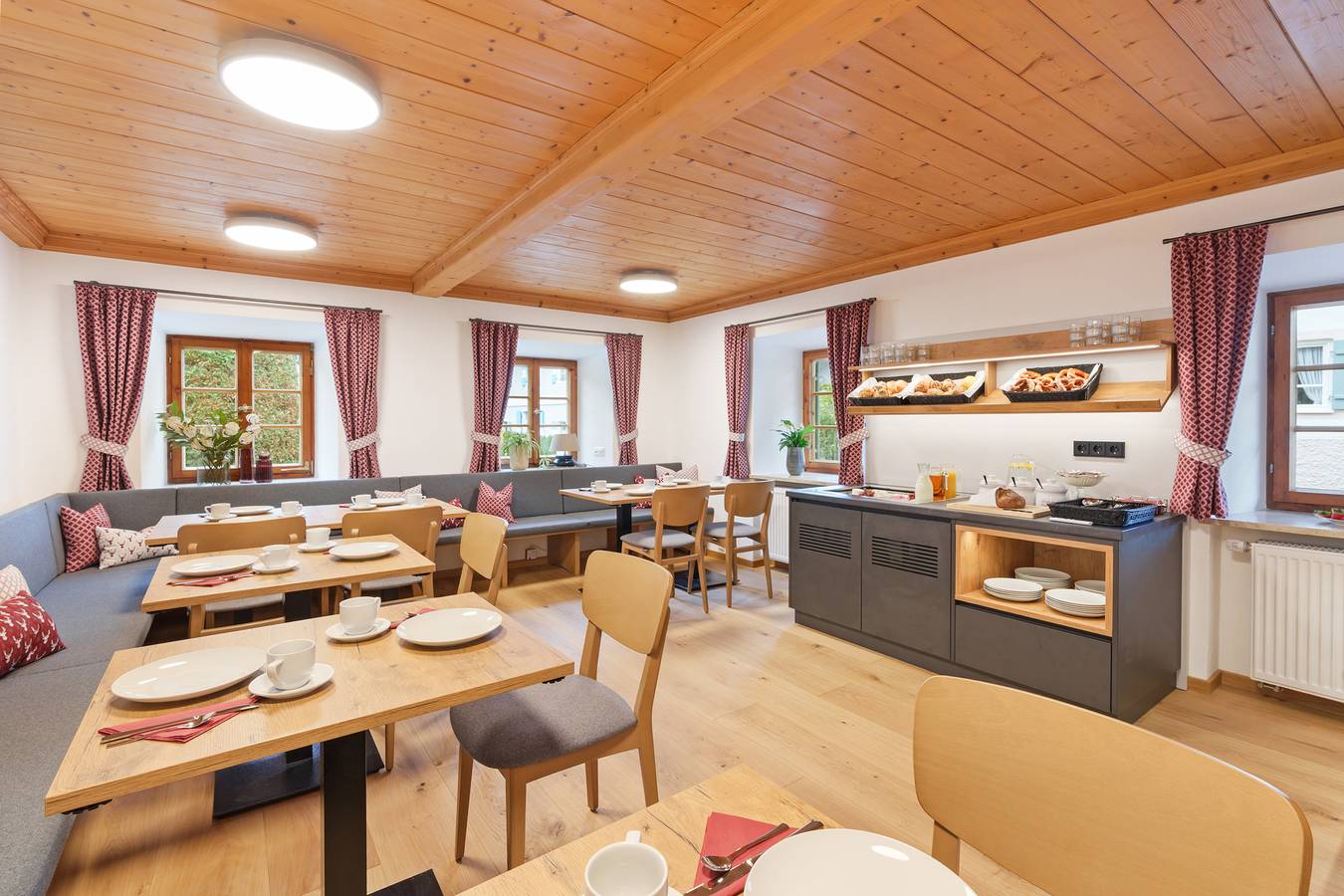 Gästehaus Keilhof am Kirchberg - Einzelzimmer Nr. 1 Dusche/Wc, Tv, Schlafcouch und Balkon mit Bergblick (18 qm) in Kampenwand, Aschau im Chiemgau