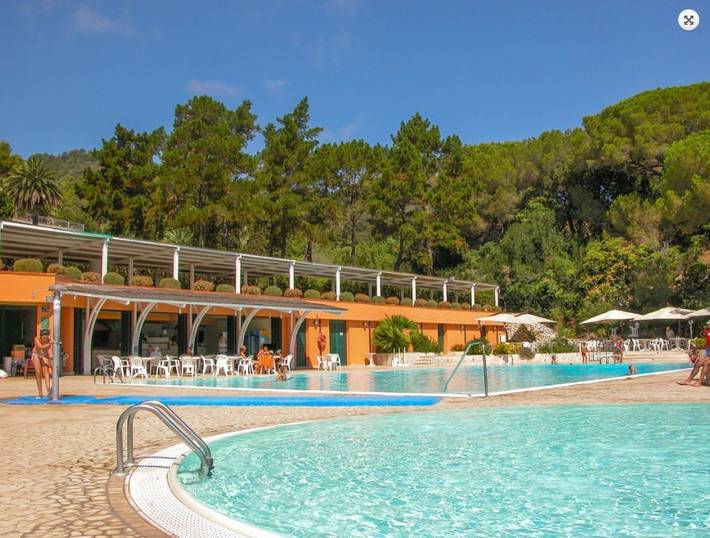 Entire apartment, Holiday Apartment Capo d'Arco with Veranda, Garden & Pool; Parking Available, Pets Allowed in Capo d'Arco, Riotorto