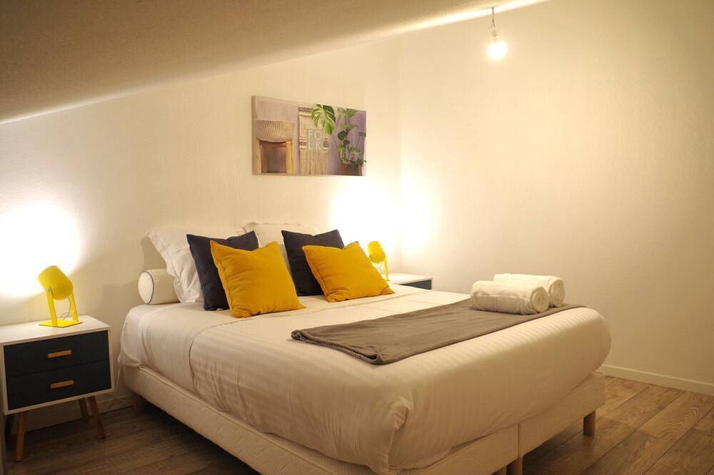 Ganze Wohnung, Apartment-Apartment-Eigenes Badezimmer-Blick auf das Wahrzeichen-Le Scandinave in Saint-Paul-Trois-Châteaux, Nyons und Umgebung
