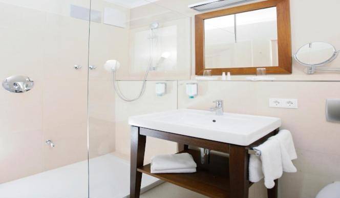 Hotel für 4 Personen, mit Terrasse und Whirlpool sowie Garten und Pool in Bad Grönenbach - 3