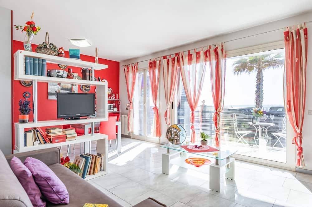 Ganze Wohnung, Guesthost - Cozy apartment of about 70 square meters, able to comfortably accommodate 4 people, located on the raised ground floor (1 step to access it) of a modern building. The property is located in Aci Castello, a seaside village just 10 km from Cata in Aci Castello (Borgo), Aci Castello