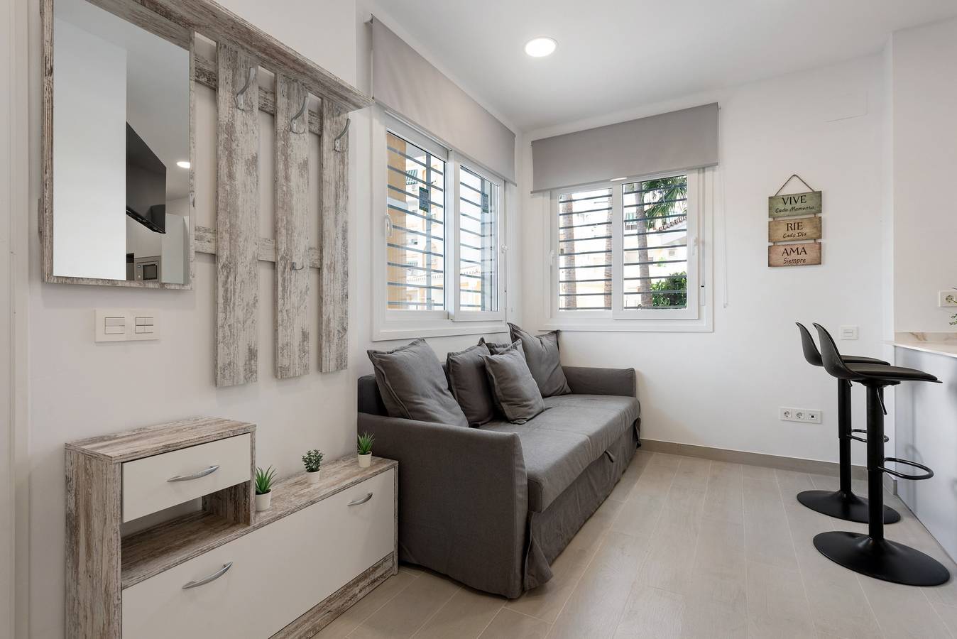 Entire studio, Studio Apartment 'Apartamentos Sealmar 1' with Shared Pool, Wi-Fi and Air Conditioning in Carretera de Cádiz, Malaga
