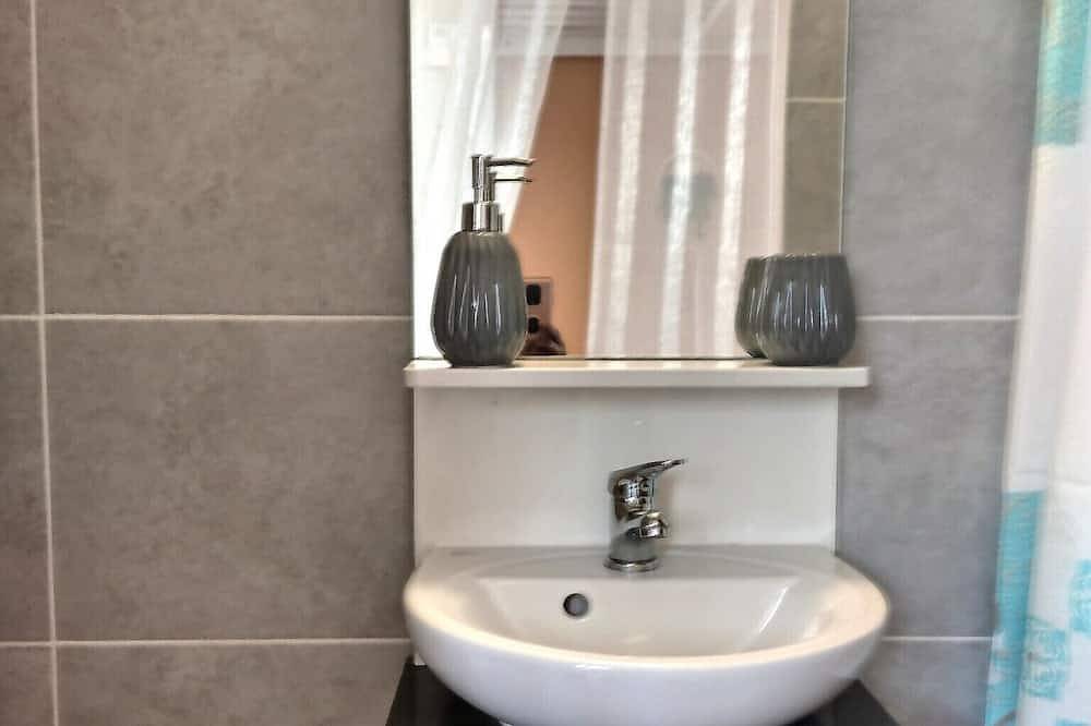 Apartamento entero, Petit Studio 1 Face Gare, Wifi Gratuit, Proches Toutes Commodités in Évreux, Región de Évreux