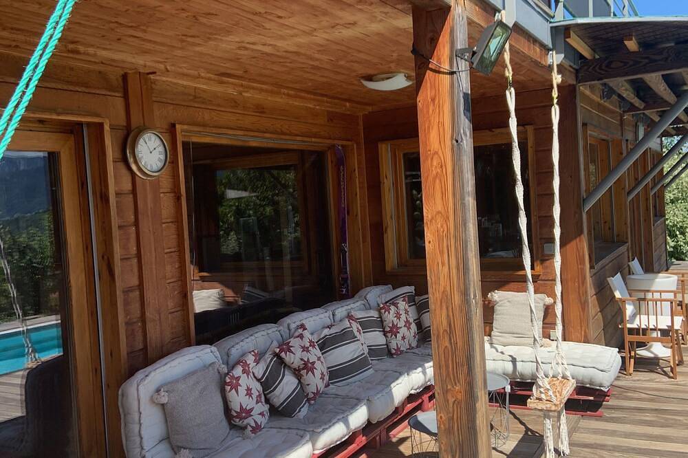 Villa contemporánea de madera, vista abierta al lago de Annecy y sus montañas. in Pringy, Región de Annecy