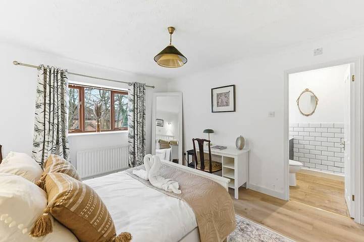 Paxton House • 5 Bedroom 3.5 Bath • Detached • Driveway Parking • Sky TV • Fast WiFi • Yoko Property in Milton Keynes, Südostengland