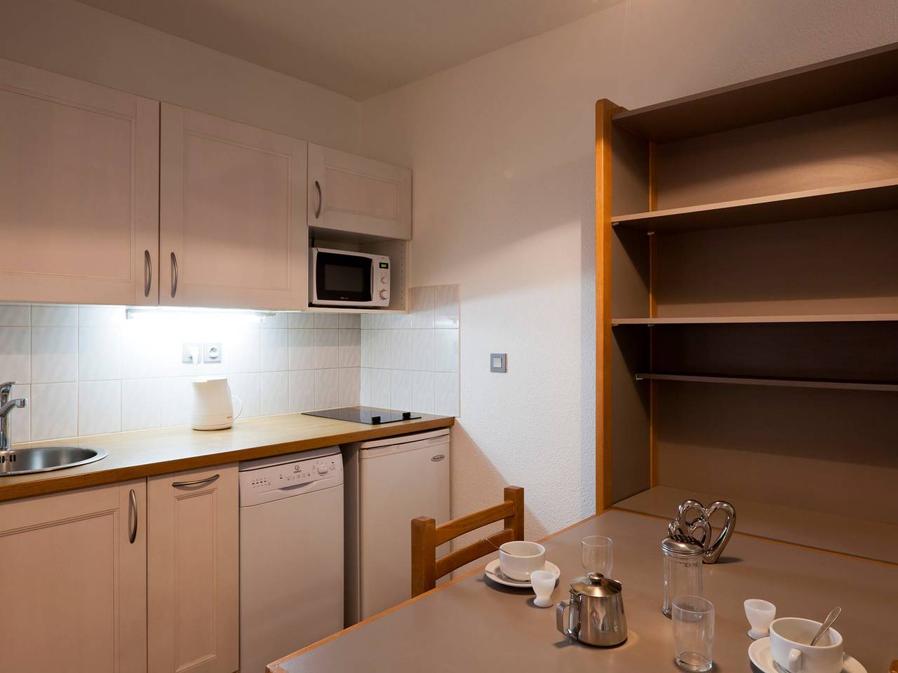 Entire studio, Charming Central Studio for 2 with Balcony & Wi-Fi near Olympe Gondola in Brides-les-Bains, Les Trois Vallées