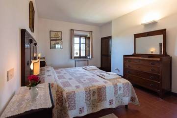 Villa for 10 Guests in Siena, Siena Province, Picture 3