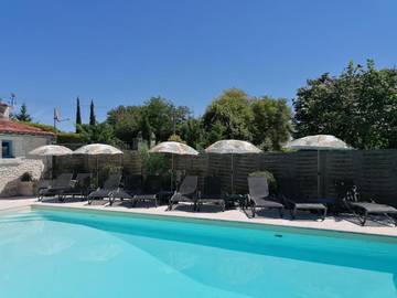 Gîte pour 16 personnes, avec terrasse ainsi que jardin et piscine à Lusignac
