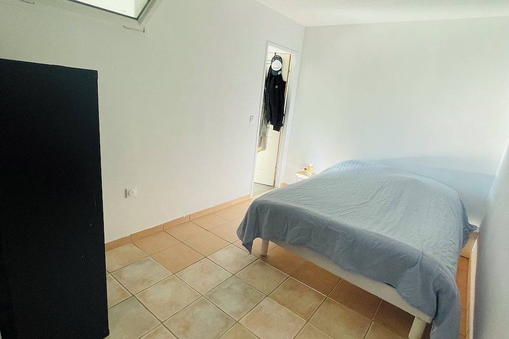 Apartamento entero, Maisonnette on the edge of a garden in the Luberon, 5 minutes' drive from a lake. in La Tour-d'Aigues, Parque natural regional del Luberon