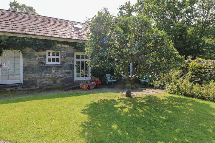 Log cabin for 2 people, with garden in Betws-y-Coed