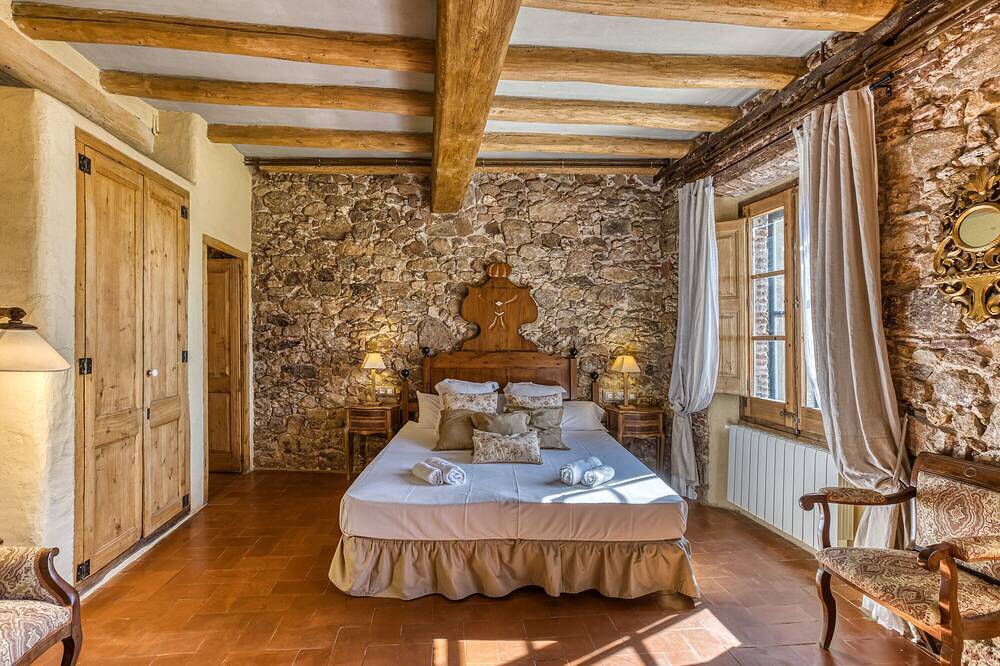Villa 'Romana Restaurada Entre' con vistas a la montaña, piscina privada y Wi-Fi in Arbucias, Provincia de Gerona