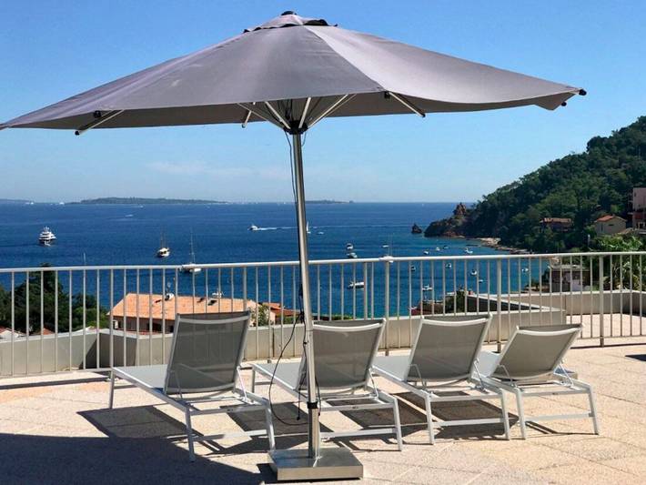 Gîte pour 2 personnes, avec Balcon/Terrasse ainsi que Jardin et Vue dans les Alpes maritimes