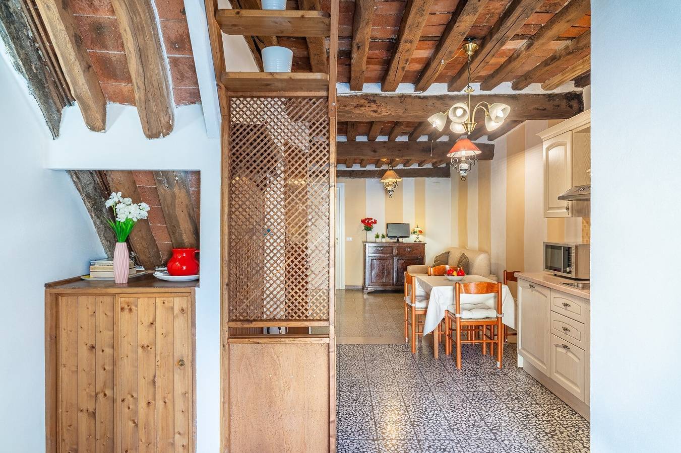Hel lejlighed, Apartment 'La Finestra Sull'anfiteatro' with Air Conditioning in Lucca, Lucca Provisen