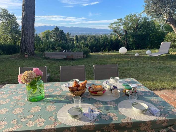 Chambre d’hôte pour 2 personnes, avec terrasse et piscine ainsi que jardin et vue
