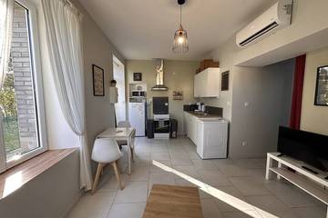 Gîte pour 2 personnes, avec terrasse et jardin à Contrexéville