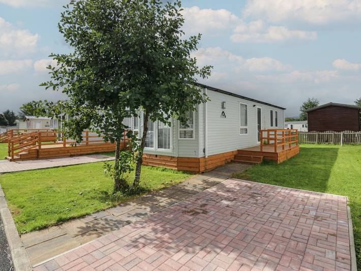 Lodge for 4 people, with garden, with pets in Falkirk