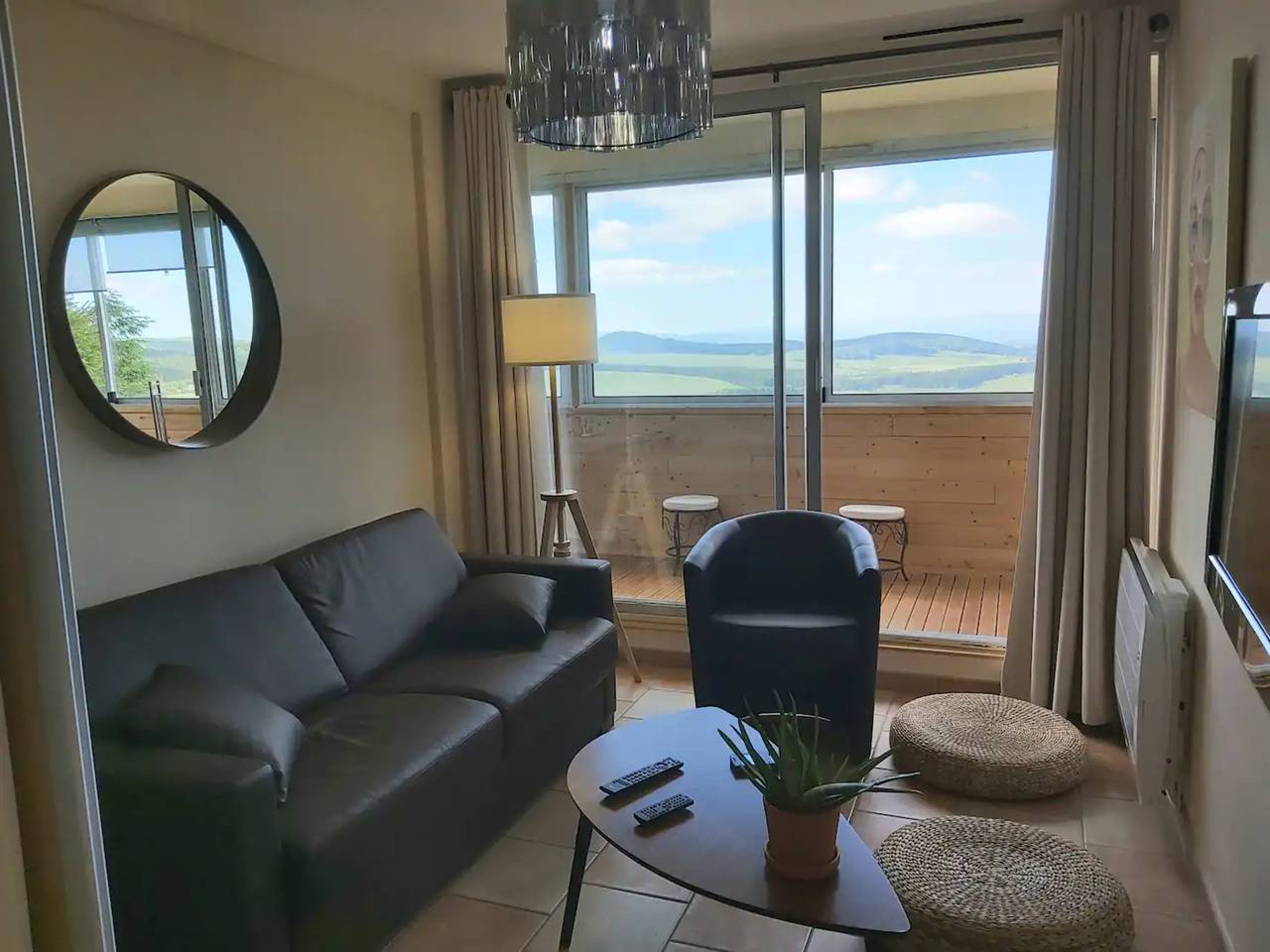 Entire apartment, Apartment 'Superbe Appartement Avec Loggia' with Mountain View, Private Terrace and Wi-Fi in Super Besse, Besse-et-Saint-Anastaise