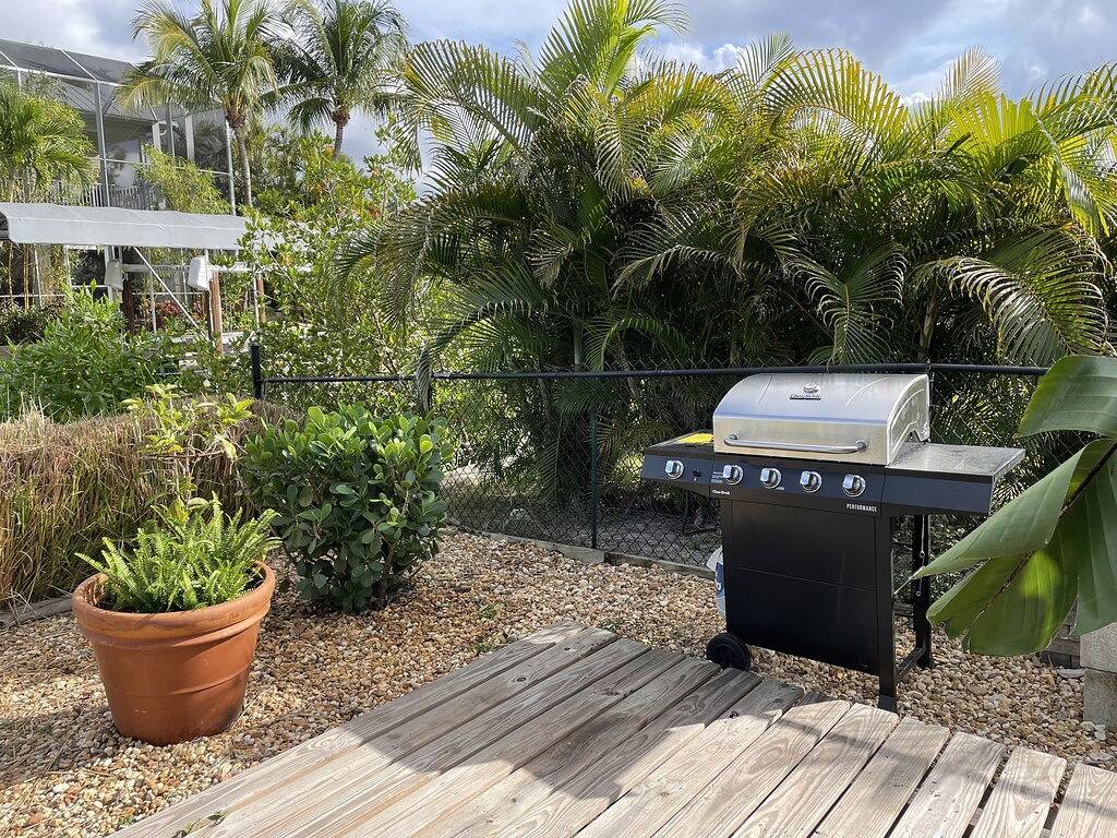 Waterfront Cottage! Kayaking, birdwatching, fishing in quiet bay access setting in Bonita Bay, Bonita Springs